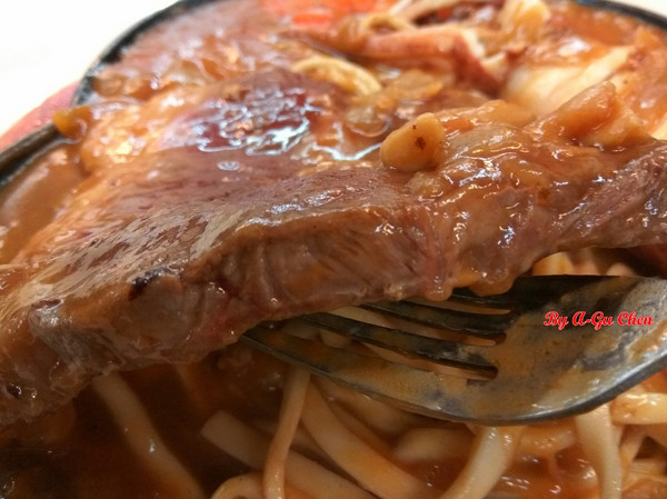 尊客平價牛排(中華店)：【臺南Ω北區】尊客平價牛排（中華總店）。大分量雙拼，飲料、濃湯無限供應，還有小朋友最愛的兒童遊戲區