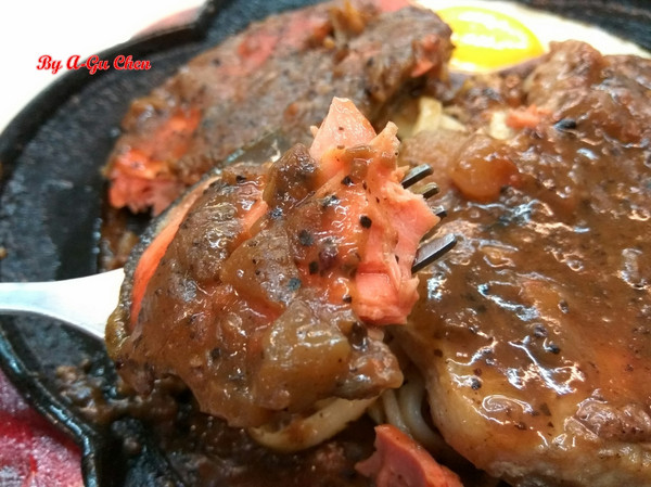 尊客平價牛排(中華店)：【臺南Ω北區】尊客平價牛排（中華總店）。大分量雙拼，飲料、濃湯無限供應，還有小朋友最愛的兒童遊戲區