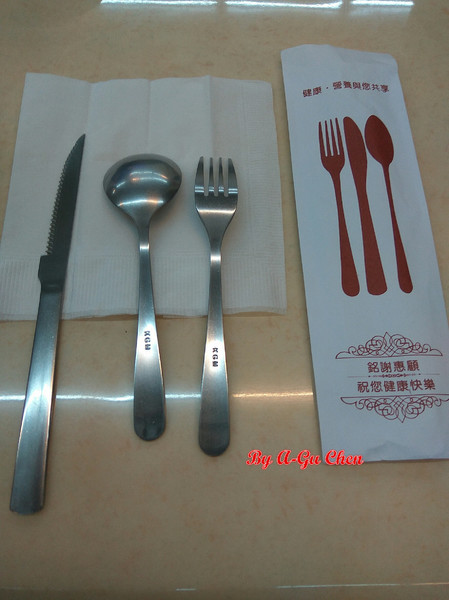 尊客平價牛排(中華店)：【臺南Ω北區】尊客平價牛排（中華總店）。大分量雙拼，飲料、濃湯無限供應，還有小朋友最愛的兒童遊戲區