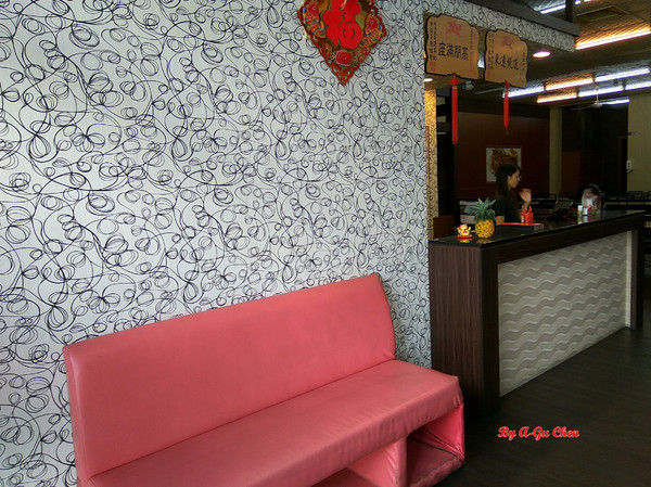 尊客平價牛排(中華店)：【臺南Ω北區】尊客平價牛排（中華總店）。大分量雙拼，飲料、濃湯無限供應，還有小朋友最愛的兒童遊戲區