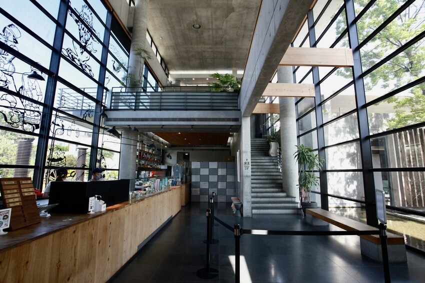 台南市安平區N吃。台南市｜安平區。「INAO Gelato 蜷尾家 經典冰淇淋」台南最知名冰淇淋店安平分店，熱爆了來挑高整棟清