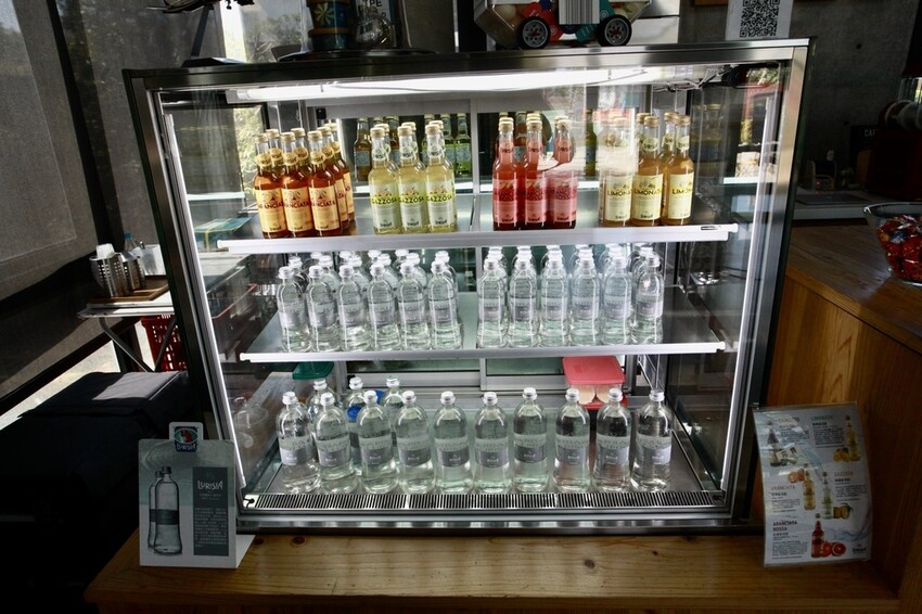 台南市安平區N吃。台南市｜安平區。「INAO Gelato 蜷尾家 經典冰淇淋」台南最知名冰淇淋店安平分店，熱爆了來挑高整棟清