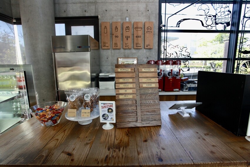 台南市安平區N吃。台南市｜安平區。「INAO Gelato 蜷尾家 經典冰淇淋」台南最知名冰淇淋店安平分店，熱爆了來挑高整棟清