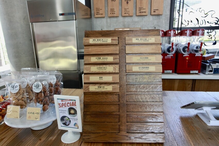 台南市安平區N吃。台南市｜安平區。「INAO Gelato 蜷尾家 經典冰淇淋」台南最知名冰淇淋店安平分店，熱爆了來挑高整棟清