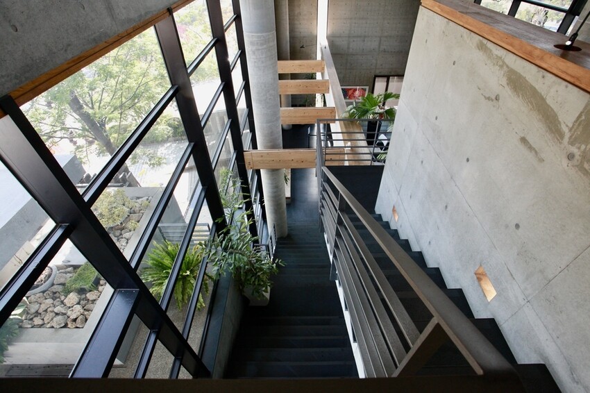 台南市安平區N吃。台南市｜安平區。「INAO Gelato 蜷尾家 經典冰淇淋」台南最知名冰淇淋店安平分店，熱爆了來挑高整棟清