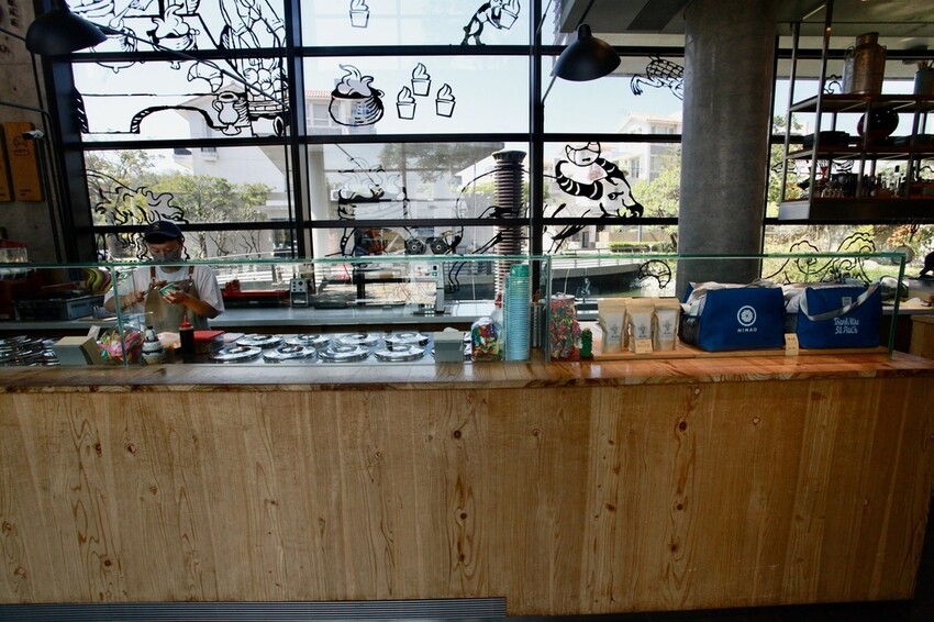 台南市安平區N吃。台南市｜安平區。「INAO Gelato 蜷尾家 經典冰淇淋」台南最知名冰淇淋店安平分店，熱爆了來挑高整棟清