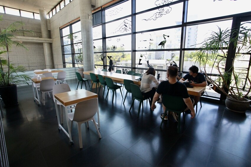 台南市安平區N吃。台南市｜安平區。「INAO Gelato 蜷尾家 經典冰淇淋」台南最知名冰淇淋店安平分店，熱爆了來挑高整棟清