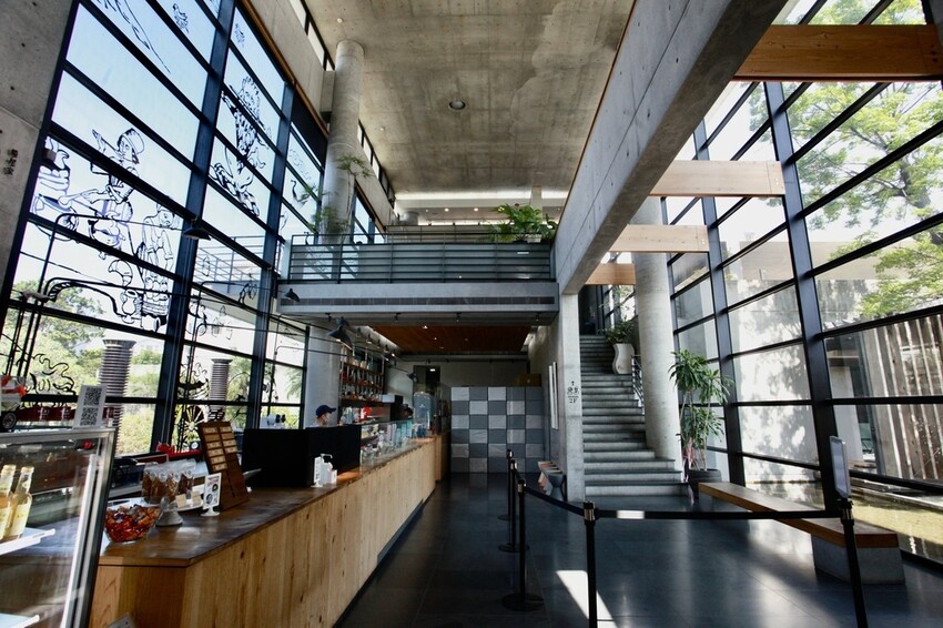 台南市安平區N吃。台南市｜安平區。「INAO Gelato 蜷尾家 經典冰淇淋」台南最知名冰淇淋店安平分店，熱爆了來挑高整棟清