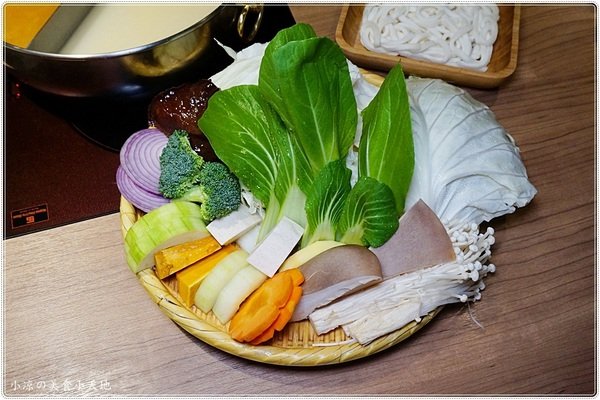 青森鍋物：台中火鍋推薦』青森鍋物║日式頂級鍋物，全新超人氣雙人套餐超值$788登場，慢熬雞湯鍋，完全提煉出雞的精華呀！