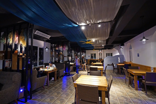 [食記] 新竹湖口。山丘上景觀咖啡館。希臘風格的浪漫夜景晚餐 約會餐廳、家庭聚餐推薦!