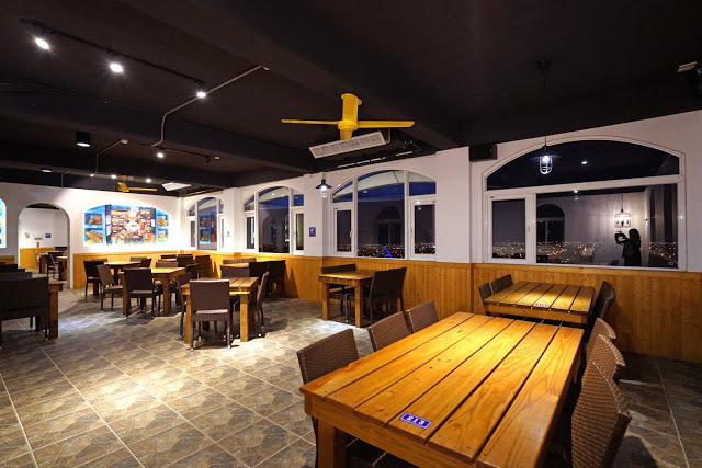 [食記] 新竹湖口。山丘上景觀咖啡館。希臘風格的浪漫夜景晚餐 約會餐廳、家庭聚餐推薦!