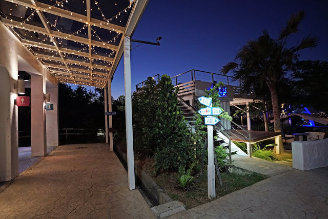 [食記] 新竹湖口。山丘上景觀咖啡館。希臘風格的浪漫夜景晚餐 約會餐廳、家庭聚餐推薦!