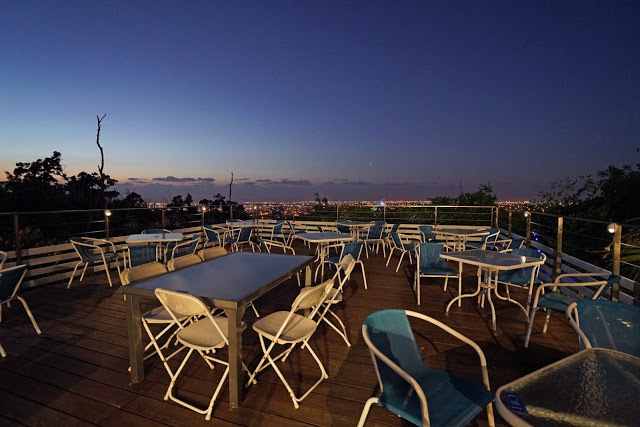 [食記] 新竹湖口。山丘上景觀咖啡館。希臘風格的浪漫夜景晚餐 約會餐廳、家庭聚餐推薦!