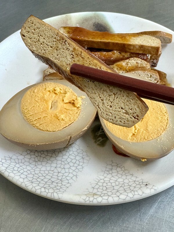 高雄市左營區高雄美食|左營眷村美食老店「豫湘美食」,一碗讓人回味的「牛肉泡饃」。(左營美食/蓮池潭美食)