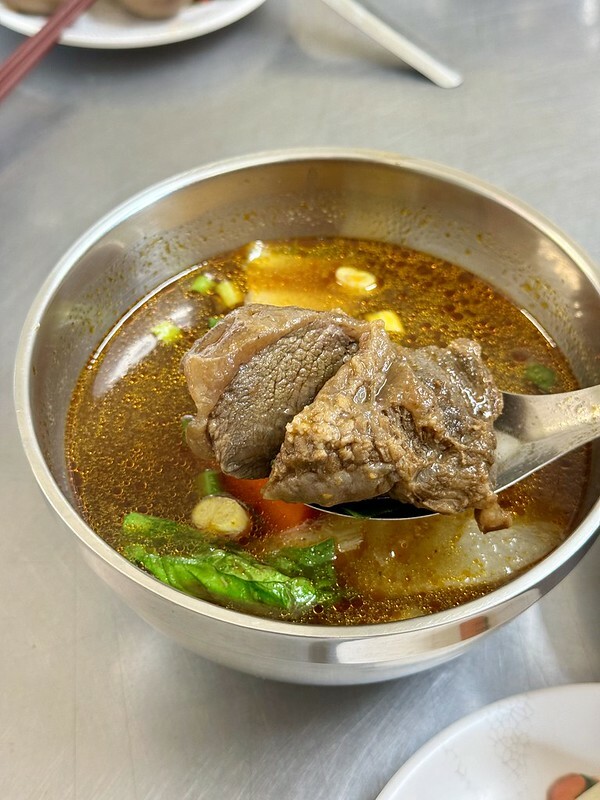 高雄市左營區高雄美食|左營眷村美食老店「豫湘美食」,一碗讓人回味的「牛肉泡饃」。(左營美食/蓮池潭美食)