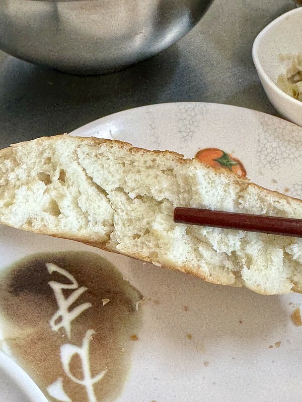 高雄市左營區高雄美食|左營眷村美食老店「豫湘美食」,一碗讓人回味的「牛肉泡饃」。(左營美食/蓮池潭美食)