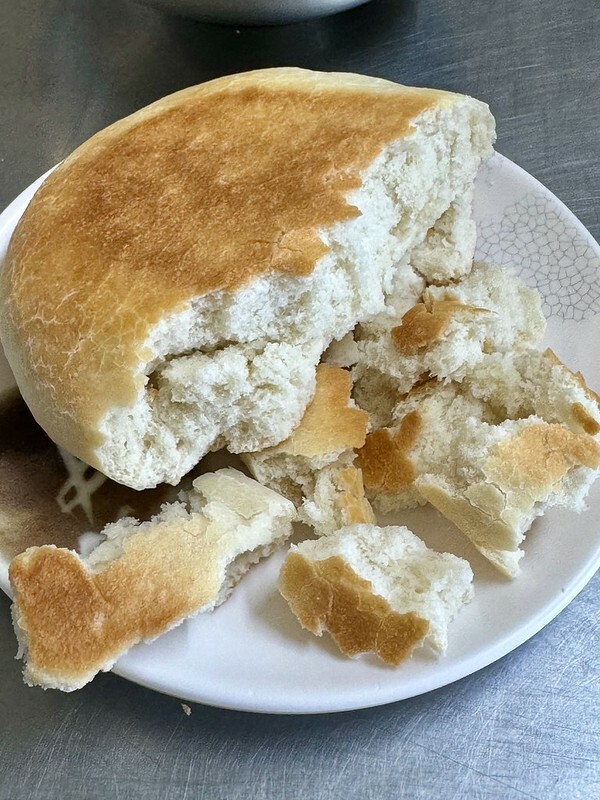 高雄市左營區高雄美食|左營眷村美食老店「豫湘美食」,一碗讓人回味的「牛肉泡饃」。(左營美食/蓮池潭美食)
