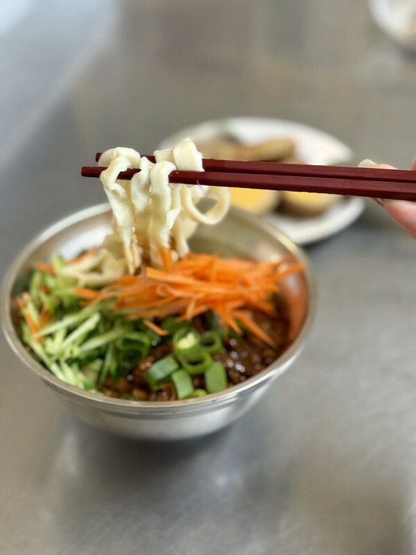高雄市左營區高雄美食|左營眷村美食老店「豫湘美食」,一碗讓人回味的「牛肉泡饃」。(左營美食/蓮池潭美食)