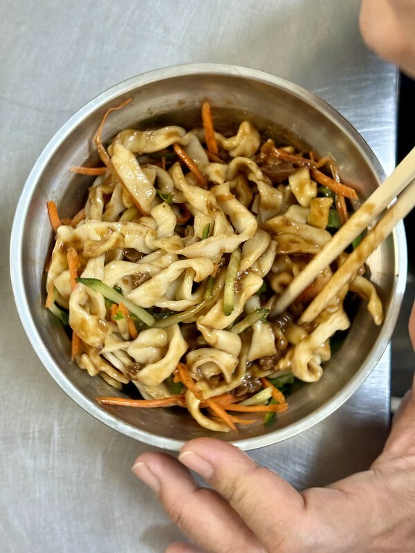 高雄市左營區高雄美食|左營眷村美食老店「豫湘美食」,一碗讓人回味的「牛肉泡饃」。(左營美食/蓮池潭美食)