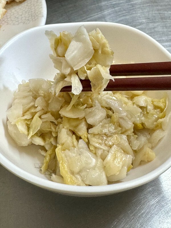 高雄市左營區高雄美食|左營眷村美食老店「豫湘美食」,一碗讓人回味的「牛肉泡饃」。(左營美食/蓮池潭美食)