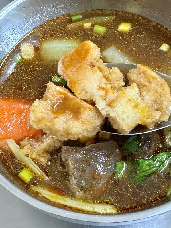 高雄市左營區高雄美食|左營眷村美食老店「豫湘美食」,一碗讓人回味的「牛肉泡饃」。(左營美食/蓮池潭美食)