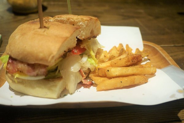 夏一棧：【新北板橋早午餐】夏一棧brunch café  溫馨早午餐 | 紐澳牛肉起司堡大口吃 | 熱拿鐵拉花 | wifi | 不限時、免費插座