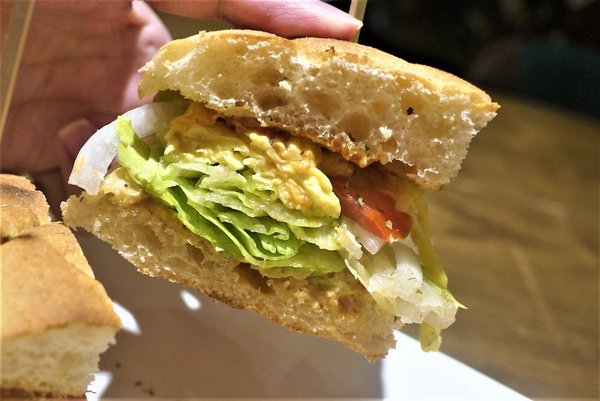 夏一棧：【新北板橋早午餐】夏一棧brunch café  溫馨早午餐 | 紐澳牛肉起司堡大口吃 | 熱拿鐵拉花 | wifi | 不限時、免費插座