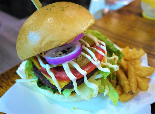 夏一棧：【新北板橋早午餐】夏一棧brunch café  溫馨早午餐 | 紐澳牛肉起司堡大口吃 | 熱拿鐵拉花 | wifi | 不限時、免費插座