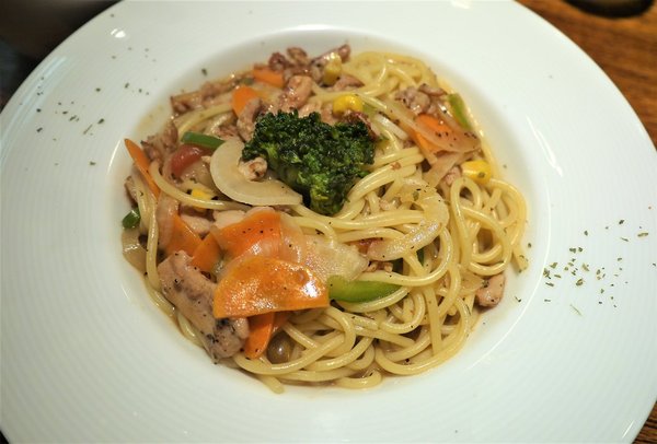 夏一棧：【新北板橋早午餐】夏一棧brunch café  溫馨早午餐 | 紐澳牛肉起司堡大口吃 | 熱拿鐵拉花 | wifi | 不限時、免費插座