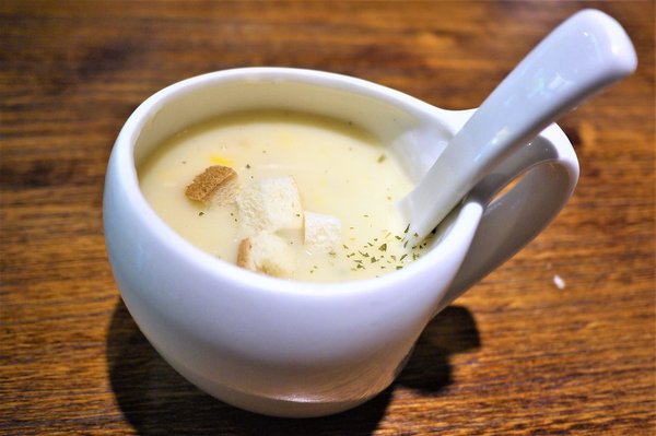 夏一棧：【新北板橋早午餐】夏一棧brunch café  溫馨早午餐 | 紐澳牛肉起司堡大口吃 | 熱拿鐵拉花 | wifi | 不限時、免費插座