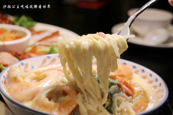 茶騷有味香港茶餐廳:三重港式料理/年菜可外帶『茶騷有味香港茶餐廳』金牌脆皮雞/捷運菜寮站