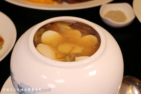 茶騷有味香港茶餐廳:三重港式料理/年菜可外帶『茶騷有味香港茶餐廳』金牌脆皮雞/捷運菜寮站