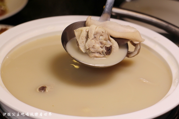 茶騷有味香港茶餐廳:三重港式料理/年菜可外帶『茶騷有味香港茶餐廳』金牌脆皮雞/捷運菜寮站