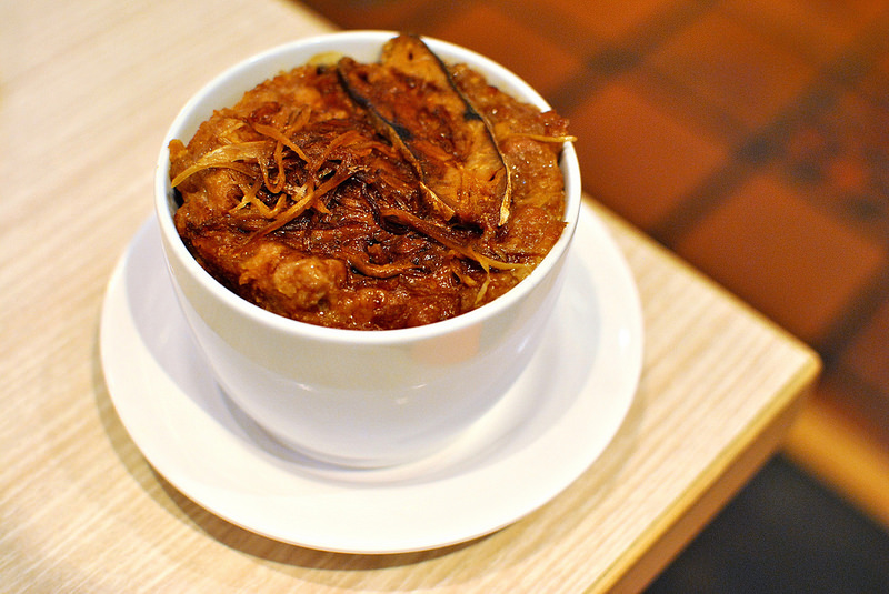 【三重港式】茶騷有味香港茶餐廳｜菜寮站港式料理、平民美食、香港就是這個味！芋頭控必點滑雞煲、招牌多汁脆皮雞｜寵物友善、平日不限時｜20161006更新