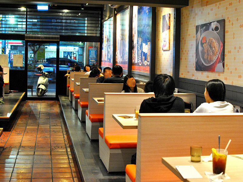 【三重港式】茶騷有味香港茶餐廳｜菜寮站港式料理、平民美食、香港就是這個味！芋頭控必點滑雞煲、招牌多汁脆皮雞｜寵物友善、平日不限時｜20161006更新