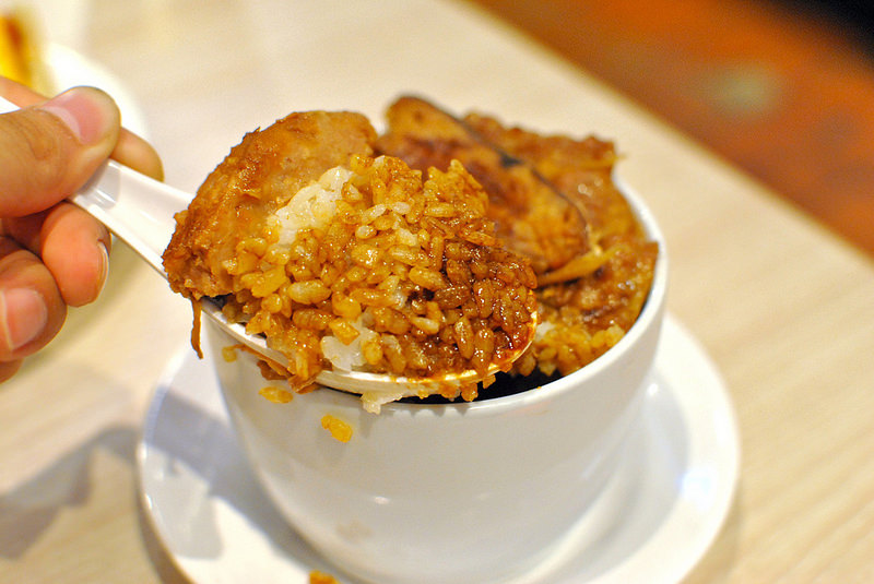 【三重港式】茶騷有味香港茶餐廳｜菜寮站港式料理、平民美食、香港就是這個味！芋頭控必點滑雞煲、招牌多汁脆皮雞｜寵物友善、平日不限時｜20161006更新