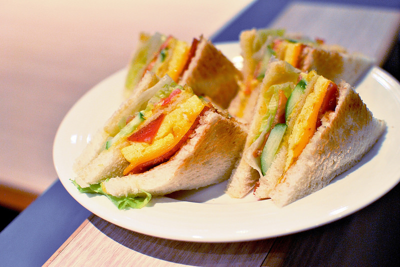 【三重港式】茶騷有味香港茶餐廳｜菜寮站港式料理、平民美食、香港就是這個味！芋頭控必點滑雞煲、招牌多汁脆皮雞｜寵物友善、平日不限時｜20161006更新