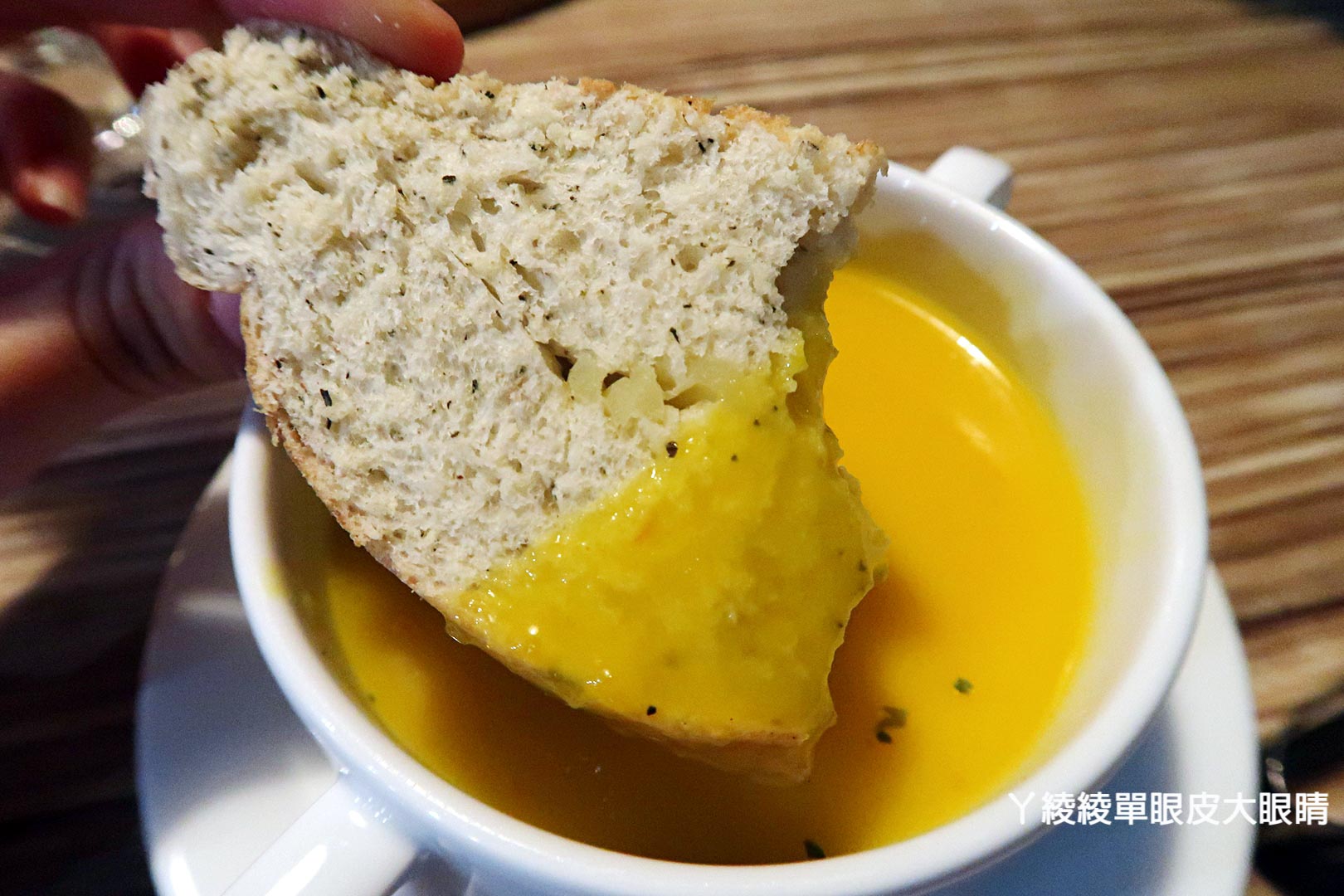 新竹景觀餐廳看夜景推薦，營業到凌晨！超大熊熊玻璃屋｜草莓蜜糖金磚吐司