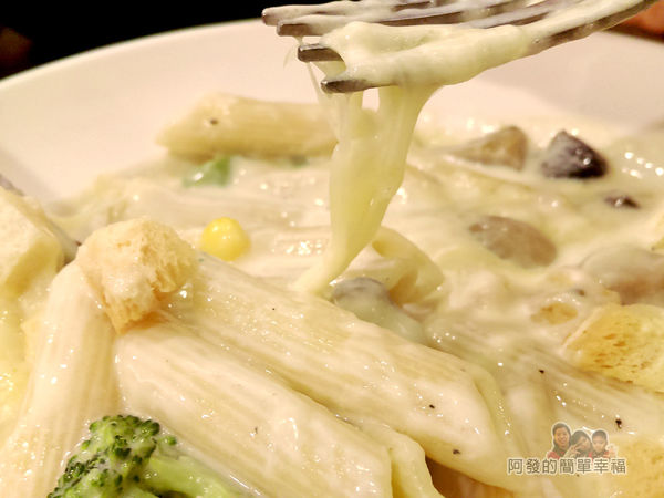 艾隆義式麵食館14-起司雙菇筆尖素麵牽絲的模樣