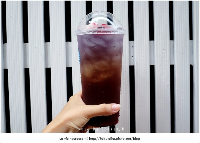 《北市松山區♥食記》莎瑪茶飲。當閃耀銀河星空碰上玫瑰花~花香濃郁,每口都還喝得到新鮮的保加利亞玫瑰花瓣呦!(台北小巨蛋站) / 蝶豆花 鮮奶 下午茶 手搖 林心如