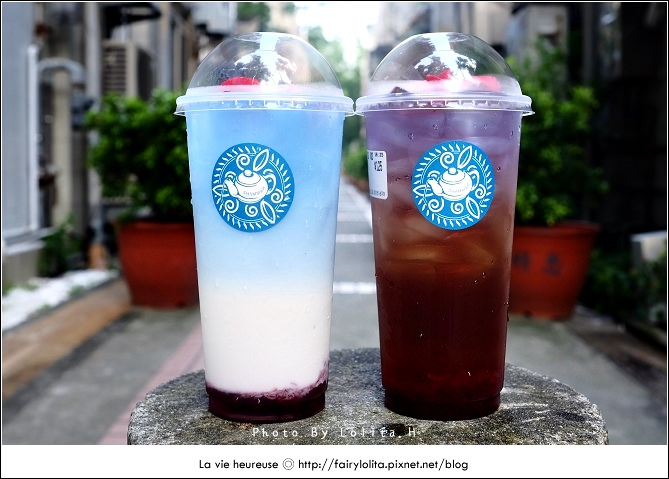 《北市松山區♥食記》莎瑪茶飲。當閃耀銀河星空碰上玫瑰花~花香濃郁,每口都還喝得到新鮮的保加利亞玫瑰花瓣呦!(台北小巨蛋站) / 蝶豆花 鮮奶 下午茶 手搖 林心如