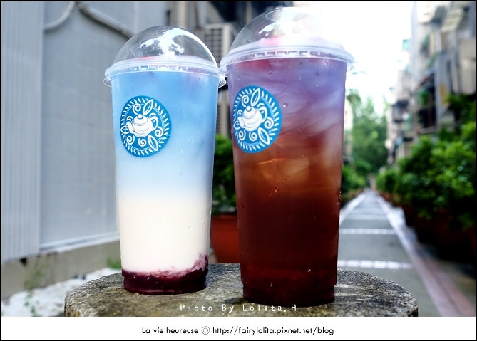 《北市松山區♥食記》莎瑪茶飲。當閃耀銀河星空碰上玫瑰花~花香濃郁,每口都還喝得到新鮮的保加利亞玫瑰花瓣呦!(台北小巨蛋站) / 蝶豆花 鮮奶 下午茶 手搖 林心如