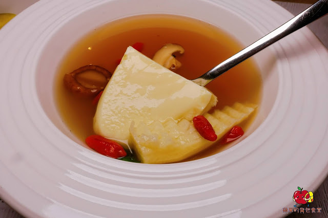 [食記] 新竹竹北 - 淡泊好食 多汁櫻桃鴨胸佐紅酒沙司 超厲害起司蛋捲又香又Q軟 鮮嫩美味沙朗牛排 鐵板燒套餐