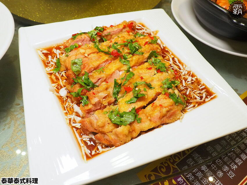 月亮蝦餅超級厚!!平價實惠的泰華泰式料理,經典口味由泰緬華僑掌廚,平日點合菜享85折優惠~