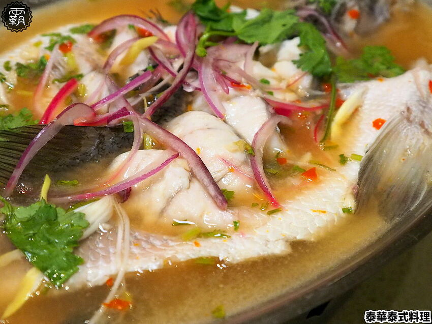 月亮蝦餅超級厚!!平價實惠的泰華泰式料理,經典口味由泰緬華僑掌廚,平日點合菜享85折優惠~