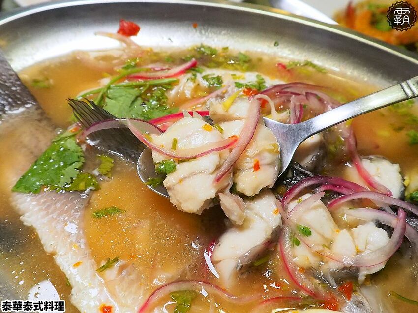 月亮蝦餅超級厚!!平價實惠的泰華泰式料理,經典口味由泰緬華僑掌廚,平日點合菜享85折優惠~