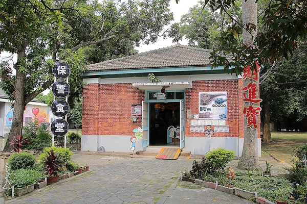 烏樹林休閒園區:【台南後壁景點】台糖烏樹林休閒園區~廠房浪漫彩繪牆,台糖古早味冰棒,戀戀五分車懷舊之旅,鐵道文化資產保存 烏樹林休閒園區:【台南後壁景點】台糖烏樹林休閒園區~廠房浪漫彩繪牆,台糖古早味冰棒,戀戀五分車懷舊之旅,鐵道文化資產保存