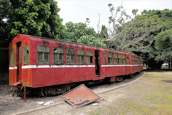 烏樹林休閒園區:【台南後壁景點】台糖烏樹林休閒園區~廠房浪漫彩繪牆,台糖古早味冰棒,戀戀五分車懷舊之旅,鐵道文化資產保存 烏樹林休閒園區:【台南後壁景點】台糖烏樹林休閒園區~廠房浪漫彩繪牆,台糖古早味冰棒,戀戀五分車懷舊之旅,鐵道文化資產保存