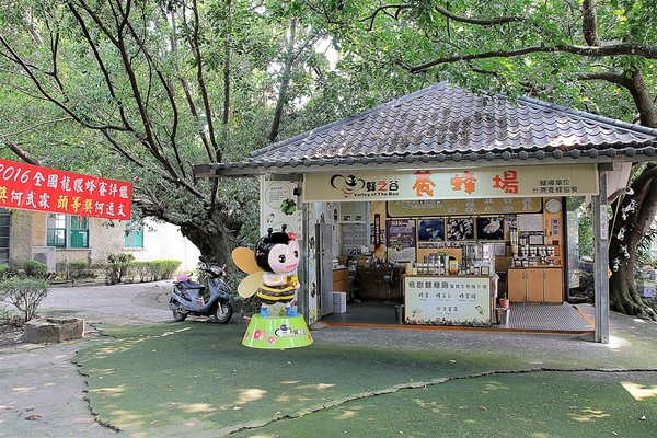 烏樹林休閒園區:【台南後壁景點】台糖烏樹林休閒園區~廠房浪漫彩繪牆,台糖古早味冰棒,戀戀五分車懷舊之旅,鐵道文化資產保存 烏樹林休閒園區:【台南後壁景點】台糖烏樹林休閒園區~廠房浪漫彩繪牆,台糖古早味冰棒,戀戀五分車懷舊之旅,鐵道文化資產保存