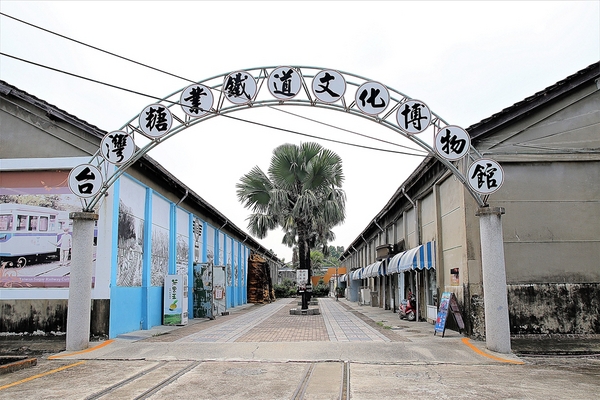 烏樹林休閒園區:【台南後壁景點】台糖烏樹林休閒園區~廠房浪漫彩繪牆,台糖古早味冰棒,戀戀五分車懷舊之旅,鐵道文化資產保存 烏樹林休閒園區:【台南後壁景點】台糖烏樹林休閒園區~廠房浪漫彩繪牆,台糖古早味冰棒,戀戀五分車懷舊之旅,鐵道文化資產保存